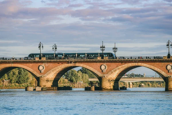 Tram sta attraversando Pont de Pierre a Bordeaux — Foto Stock