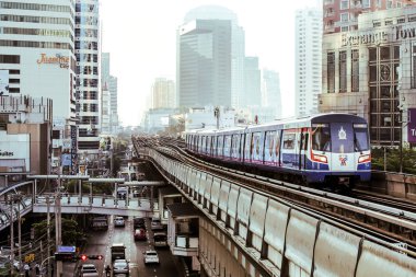  BTS gökyüzü tren Bangkok şehir merkezinde çalışan