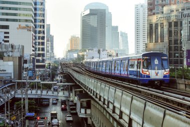  BTS gökyüzü tren Bangkok şehir merkezinde çalışan