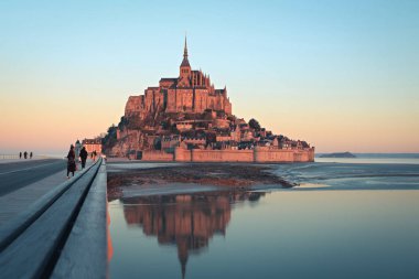 Sabah Normandy - Fransa için Mont Saint Michel ve bu yansıma ışık