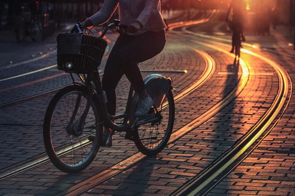 People riding bicycle during the sunset in the city of Bordeaux — Stock Photo, Image