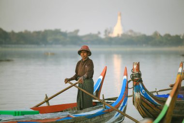  Birman kayıkçı turistler Taungthaman Gölü Amarapura övünme gün batımını geleneğe izlemek için bekliyor. Mandalay
