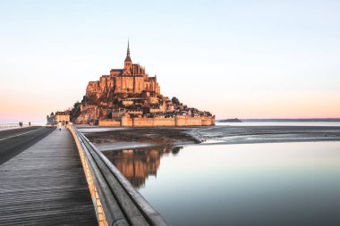Mont Saint Michel ve bu yansıma Normandy - Fransa için