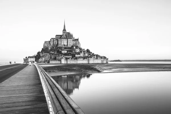Mont Saint Michel и его отражение в Нормандии - Франция — стоковое фото