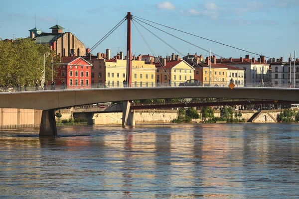 Вид на город Лион и мост через спокойную реку в Лионе, Франция — стоковое фото