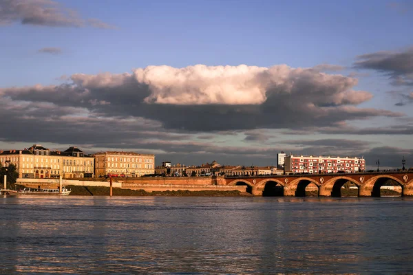 Άποψη της πόλης Μπορντό με γέφυρα Pont de Pierre — Φωτογραφία Αρχείου