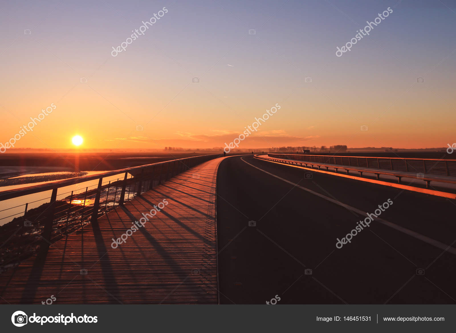 Lever Ou Coucher De Soleil Sur Le Pont Au Mont Saint Michel