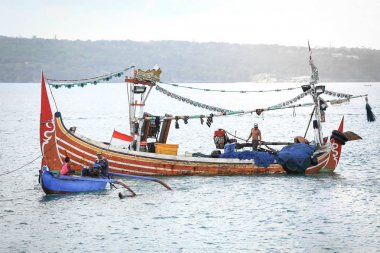  Gün batımında denizde yerel balıkçı teknesi. Bali, Endonezya