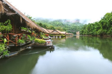 Yüzen ev, Kanchanaburi, Tayland