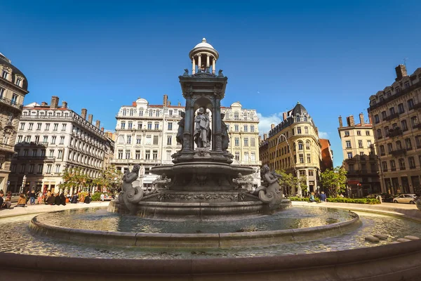 Fuente en la casa de Jacobin en Lyon, Francia —  Fotos de Stock