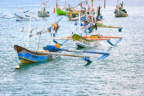 Gün batımında denizde yerel balıkçı teknesi. Bali, Endonezya — Stok fotoğraf