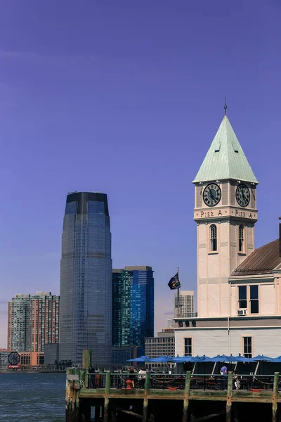 Pier A em Battery Park Manhattan skyline Nova York e Jersey com céu azul — Fotografia de Stock