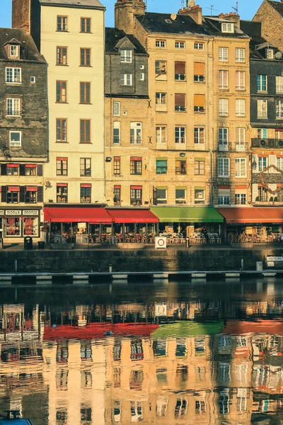 Ranní světlo na budově v Honfleur por — Stock fotografie