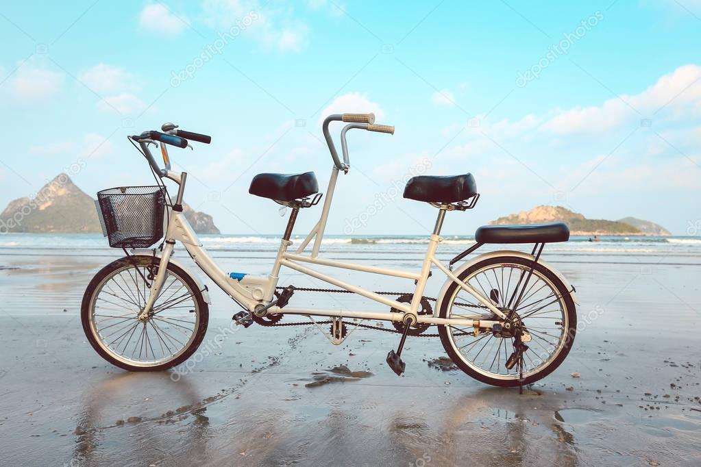 2 fahrräder am strand