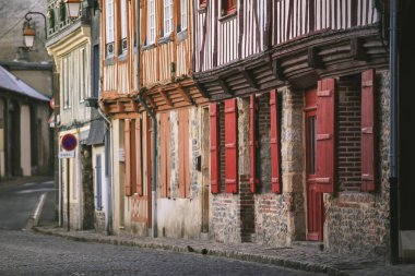 Honfleur, Normandy, Fransa için evlerin sokak sahne