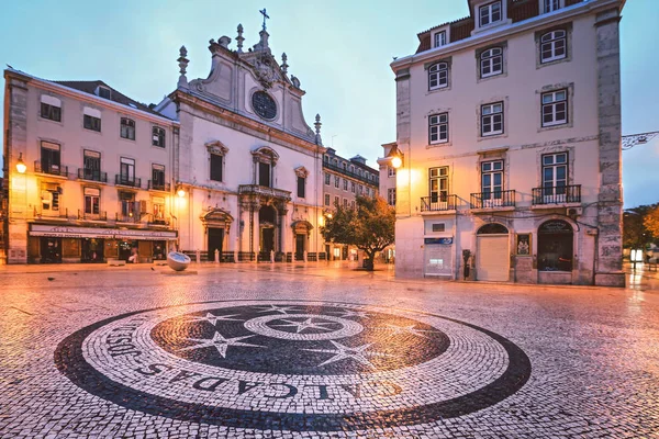 Típico adoquín portugués pavimento hecho a mano en Lisboa — Foto de Stock