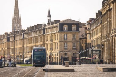 Tramvay Bordeaux şehir tarafından geçiyor