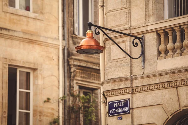 Calle vista del casco antiguo en la ciudad de Burdeos, Francia Europa — Foto de Stock