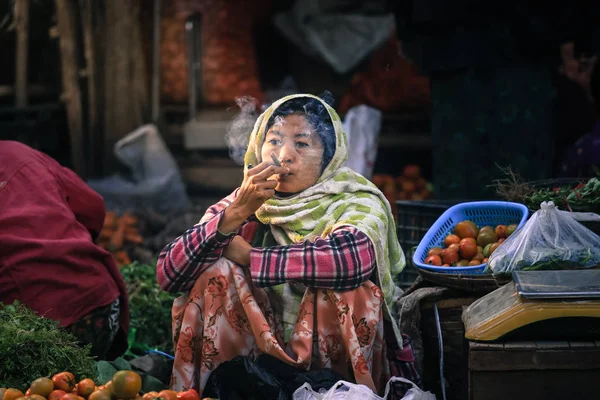 Vendedor birmano fumando un cigarro tradicional — Foto de Stock