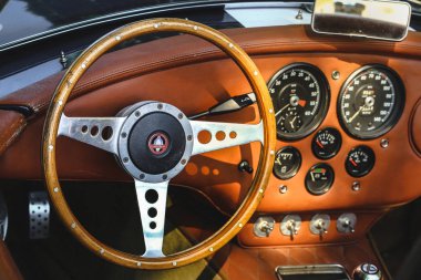 Direksiyon simidi ve eski retro tarzı iç gösterge tablosu