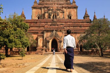 Bagan, Myanmar Tapınağı'nda yürüyen Birmanya adam arka yüzü
