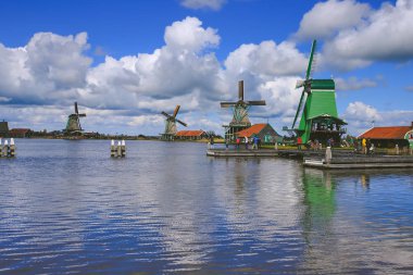 geleneksel Hollanda yel değirmenleri