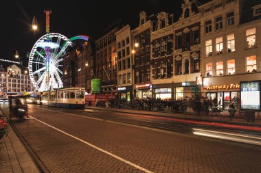 gece Amsterdam sokak 