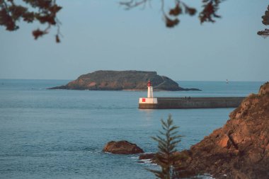 Deniz feneri görünümünü St Malo, liman duvarlarına