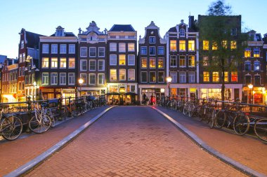 Amsterdam geleneksel eski binalarda alacakaranlıkta