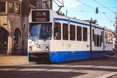 Amsterdam'ın modern tramvay ile sokak sahne