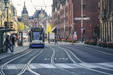 Amsterdam'ın modern tramvay ile sokak sahne