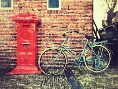 Postbox eski Vintage Grunge doku tarzı yanında Bisiklet park