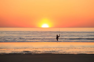 Sahilde gün batımı