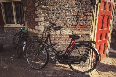 Motosiklet Hollanda kanal üzerinde köprü