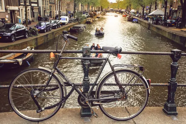 Vélos sur le pont sur le canal aux Pays-Bas — Photo