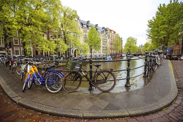 Vélos sur le pont sur le canal aux Pays-Bas — Photo