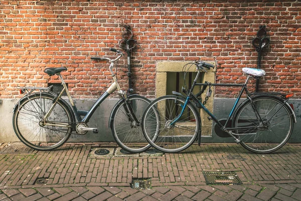 Deux vélos hollandais traditionnels — Photo