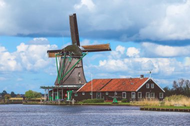 Geleneksel Hollanda yel değirmenleri Amsterdam, Hollanda 'yı kapatıyor.
