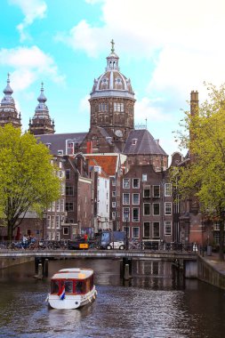 Hollanda, Amsterdam 'daki Kanal ve St. Nicolas Kilisesi