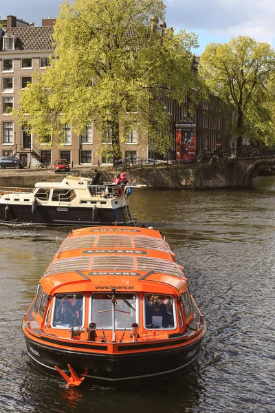 Туристична човен огляду визначних пам'яток Амстердама каналу — стокове фото