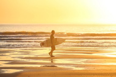 Sörfçü onun surfboard taşıma 
