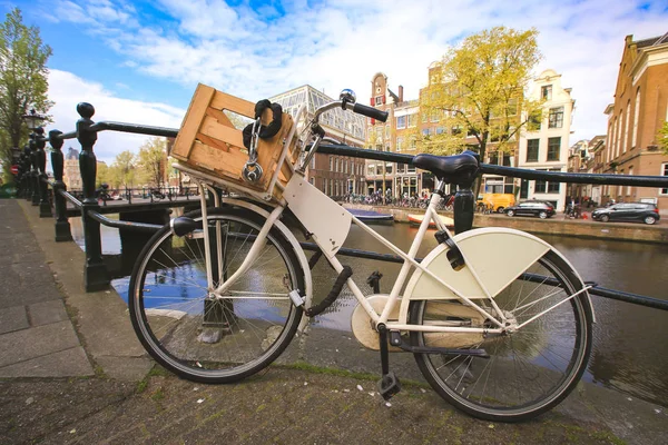 Vélo sur le pont — Photo