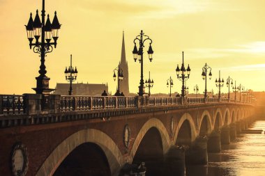 Bordeaux şehrinde Pont de Pierre köprüde günbatımı