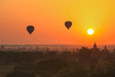 Bagan üzerinde gündoğumu puslu sabah, Myanmar, balon