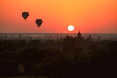 Bagan üzerinde gündoğumu puslu sabah, Myanmar, balon