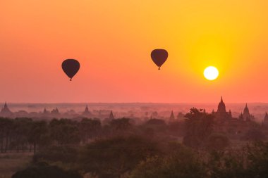 Sıcak hava balonu Bagan üzerinde gündoğumu puslu sabah, Myanmar, silüeti