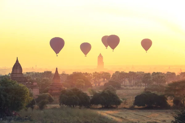 Ballon au-dessus de Bagan au lever du soleil dans la matinée brumeuse, Myanmar — Photo