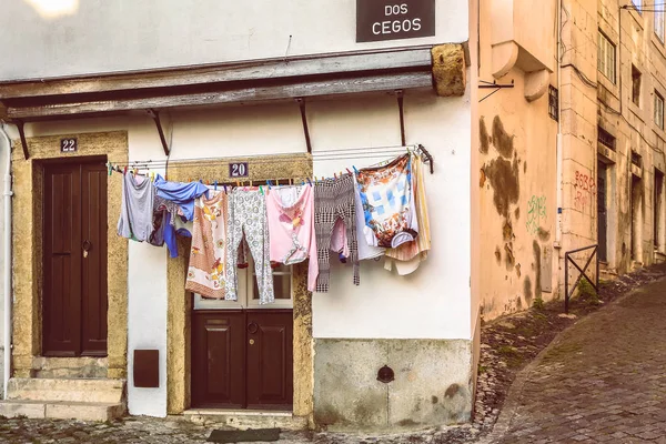 Lizbon Alfama İlçesi'nde dar sokak — Stok fotoğraf