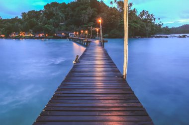  Alacakaranlıkta ahşap köprü 