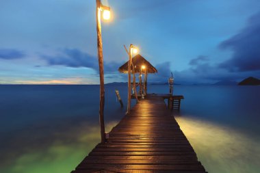  Alacakaranlıkta ahşap köprü 